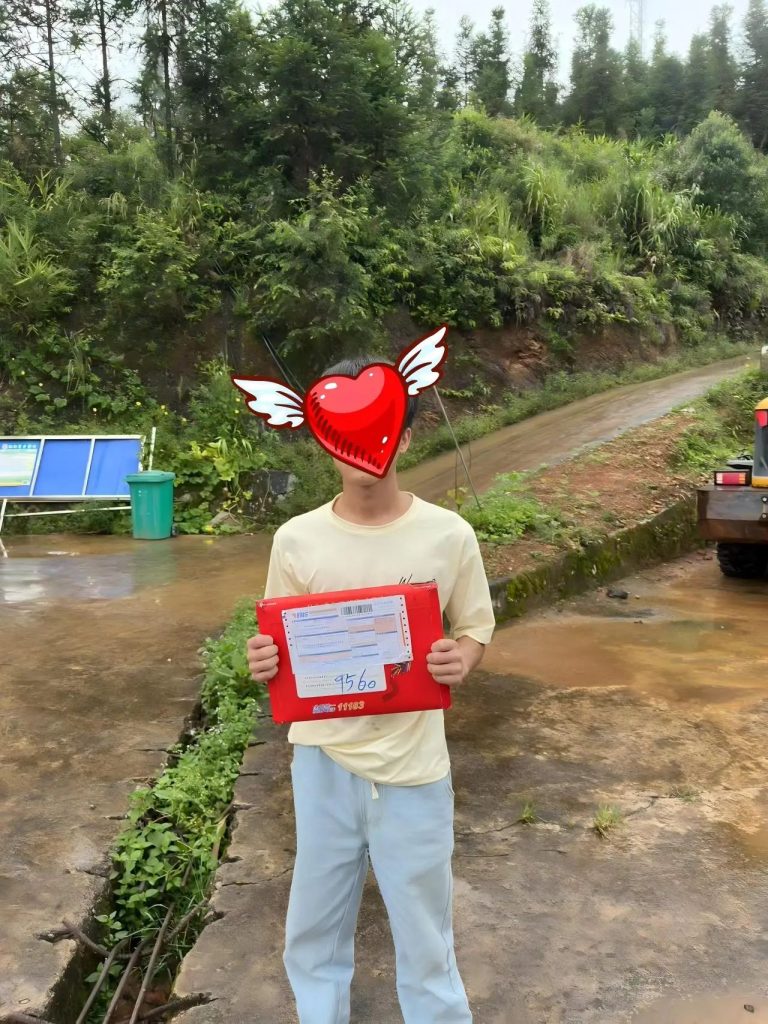 中国邮政无人机配送录取通知书飞进云南边境村庄